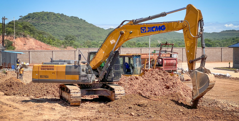 XE370CA Zimbabwe Rock Construction 01